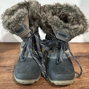 Khombu Women's Gray and Black Winter Boots